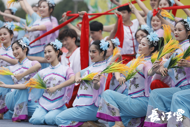 9月21日,咸寧市咸安區(qū)高橋蘿卜小鎮(zhèn)百畝草地上舉行了“慶豐收·迎小康”第三屆中國農(nóng)民豐收節(jié)湖北分會場咸寧主會場慶?;顒?,全市各界農(nóng)民代表相聚白水畈的美麗田野,分享豐收的喜悅,慶祝屬于自己的節(jié)日。 開幕式上舉行了精彩的文藝演出,演出在舞蹈《慶豐收》中拉開序幕,歌舞《錦繡小康》呈現(xiàn)出咸寧各地欣欣向榮、脫貧致富奔小康的幸福場景。網(wǎng)紅歌曲《你莫走》、舞蹈《慶豐收》、歌舞《一起幸?!罚粋€(gè)個(gè)精彩的節(jié)目輪番上演,博得現(xiàn)場觀眾陣陣掌聲。 開幕活動現(xiàn)場還舉行了頒獎(jiǎng)儀式,第二屆“美麗中國、鄉(xiāng)村振興”全國農(nóng)民詩歌邀請賽獲獎(jiǎng)組織和個(gè)人,全市農(nóng)村人居環(huán)境整治示范村,省級農(nóng)業(yè)產(chǎn)業(yè)化工作先進(jìn)集體和先進(jìn)個(gè)人上臺領(lǐng)獎(jiǎng)?,F(xiàn)場還舉行了鄂南民俗展演、農(nóng)民趣味運(yùn)動會、扶貧農(nóng)產(chǎn)品以及咸寧特色農(nóng)產(chǎn)品展銷等豐富多彩的活動?;鸨娜藲?,讓在場的展銷商賺得是盆滿缽滿。 咸寧市咸安區(qū)鑫達(dá)種養(yǎng)專業(yè)合作社理事長萬永輝:今年家里的香菇都豐收了,一上午我就賣出了一萬多元,我們合作社采取的是“合作社+農(nóng)戶”的模式,也帶領(lǐng)了20多戶貧困戶脫貧了。 咸寧市致遠(yuǎn)種植專業(yè)合作社理事長 吳海兵:我們今年是真真正正地豐收了,我們生姜的價(jià)格足足翻了三倍,跟著我們一起的貧困戶也平均增收了3000元左右。 而這一系列的活動,都是在蘿卜小鎮(zhèn)的草地上進(jìn)行的,草地作舞臺、草地搞展示、草地上比賽等等,這數(shù)百畝草地,此時(shí)此刻成為了咸寧農(nóng)民們慶祝豐收的歡樂場。 咸寧市咸安區(qū)高橋鎮(zhèn)黨委書記王順榮:今年的湖北分會場在我們高橋蘿卜小鎮(zhèn)舉辦,我感到很榮幸,我們從一顆蘿卜做起,以白水畈蘿卜為核心品牌,打造白水畈"我家菜園"蔬菜基地及旅游觀光體驗(yàn)中心,發(fā)展綠色農(nóng)業(yè)、生態(tài)旅游,增加產(chǎn)業(yè)開發(fā)的綜合效益,創(chuàng)建蘿卜特色小鎮(zhèn),走出了一條農(nóng)業(yè)、旅游相結(jié)合的新路,推動高橋鎮(zhèn)一二三產(chǎn)業(yè)融合發(fā)展。 鄉(xiāng)親們說,這在以前是想都不敢想的,高橋鎮(zhèn)蝸居山里,太偏遠(yuǎn)又沒有資源優(yōu)勢,想發(fā)展太難。而現(xiàn)在這一切的悄然改變,得益于2017年10月13日,咸安區(qū)政府與鄂旅投公司正式簽署的《131軍旅小鎮(zhèn)+白水畈田園綜合體旅游開發(fā)投資合作協(xié)議》,鄂旅投公司將投資30億元,在高橋鎮(zhèn)打造131軍旅小鎮(zhèn)和白水畈田園綜合體旅游開發(fā)項(xiàng)目。項(xiàng)目共分為131軍旅小鎮(zhèn)、白水畈美麗鄉(xiāng)村、特色農(nóng)業(yè)示范、旅游綜合體四大板塊,打造旅游綜合服務(wù)區(qū)、澄水洞軍事展示區(qū)、青少年國防教育基地、鐵血軍事樂園區(qū)、戰(zhàn)狼訓(xùn)練基地、美麗村灣民俗區(qū)、四季瓜果示范區(qū)、農(nóng)耕文化展示區(qū)、特色商業(yè)街區(qū)和康養(yǎng)度假區(qū)十大功能區(qū)。 咸寧市咸安區(qū)高橋鎮(zhèn)黨委書記王順榮:我們引進(jìn)鄂旅投,打造蘿卜小鎮(zhèn),目前建設(shè)有蘿卜小鎮(zhèn)科普館、蘿卜鄉(xiāng)學(xué)院、蘿卜酒店等休閑旅游項(xiàng)目,十一馬上到了,也歡迎廣大游客前來游玩。 今年是決勝全面建成小康社會、決戰(zhàn)脫貧攻堅(jiān)之年。咸寧市本著"儉樸、祥和、歡樂,農(nóng)民參與,農(nóng)民唱主角"的辦節(jié)思路,而此屆中國農(nóng)民豐收節(jié)辦節(jié)費(fèi)用也是倍減。 農(nóng)為邦本,本固邦寧。今年,面對重大疫情和特大洪澇災(zāi)害,咸寧市扎實(shí)做好“六穩(wěn)”工作、落實(shí)“六?!比蝿?wù),克服重重困難,推動農(nóng)業(yè)實(shí)現(xiàn)持續(xù)平穩(wěn)發(fā)展,形成了茶葉、油茶、中藥材等12個(gè)特色農(nóng)業(yè)主導(dǎo)產(chǎn)業(yè),“全國一村一品示范村鎮(zhèn)”發(fā)展到14家,國家級、省級農(nóng)業(yè)產(chǎn)業(yè)化龍頭企業(yè)達(dá)到55家。尤其是糧食產(chǎn)量預(yù)計(jì)達(dá)118萬噸、蔬菜產(chǎn)量預(yù)計(jì)達(dá)260萬噸,生豬預(yù)計(jì)出欄183.52萬頭,農(nóng)業(yè)生產(chǎn)再獲豐收,糧食安全有效保障,讓農(nóng)民的腰包更鼓、家園更美、生活更甜,為加快實(shí)施鄉(xiāng)村振興戰(zhàn)略、推動咸寧高質(zhì)量發(fā)展提供堅(jiān)實(shí)保障。
